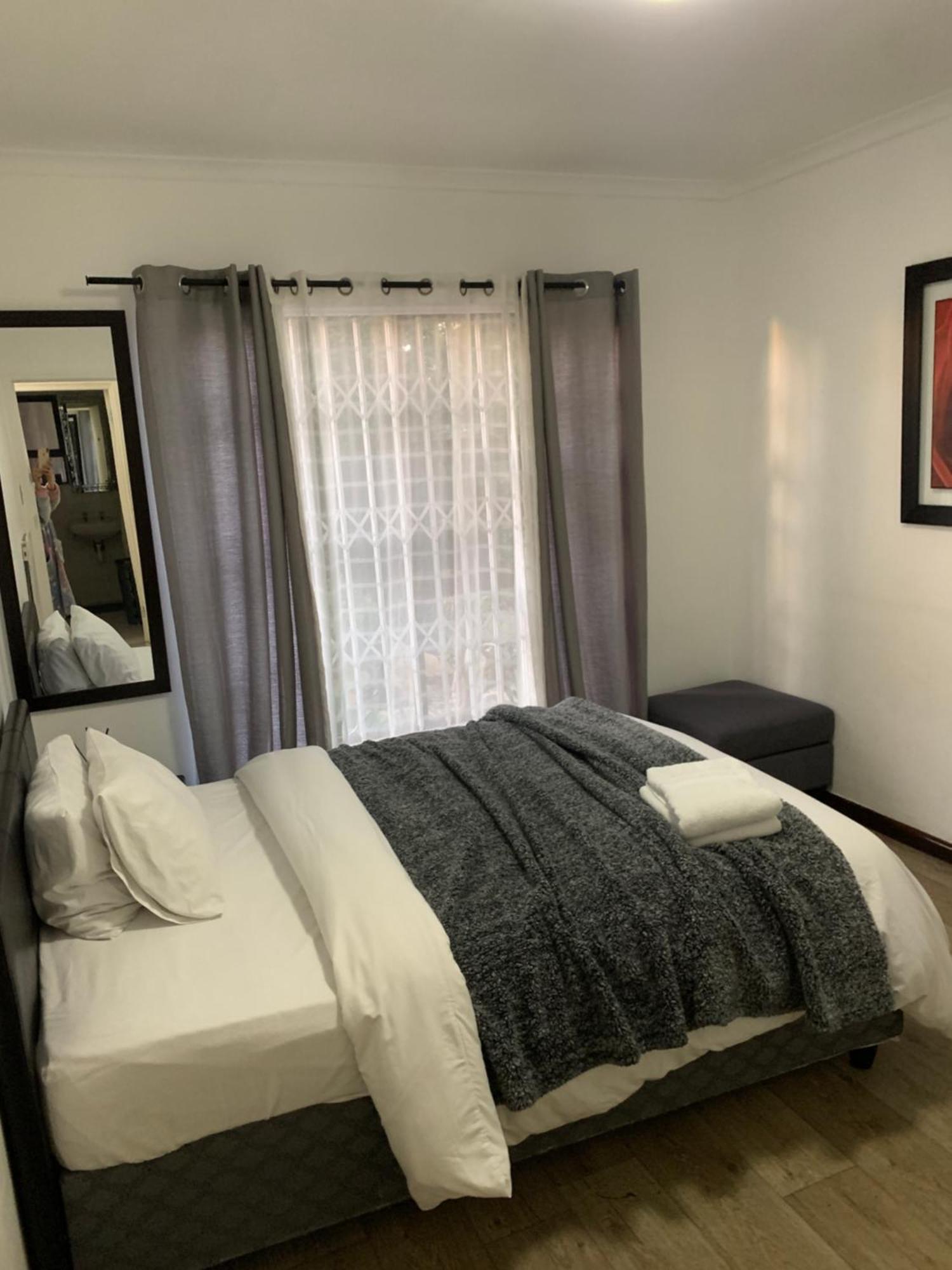 Apartment Regent Casa's - Cape Towns Blouberg Area - Where 20 People Cape Town