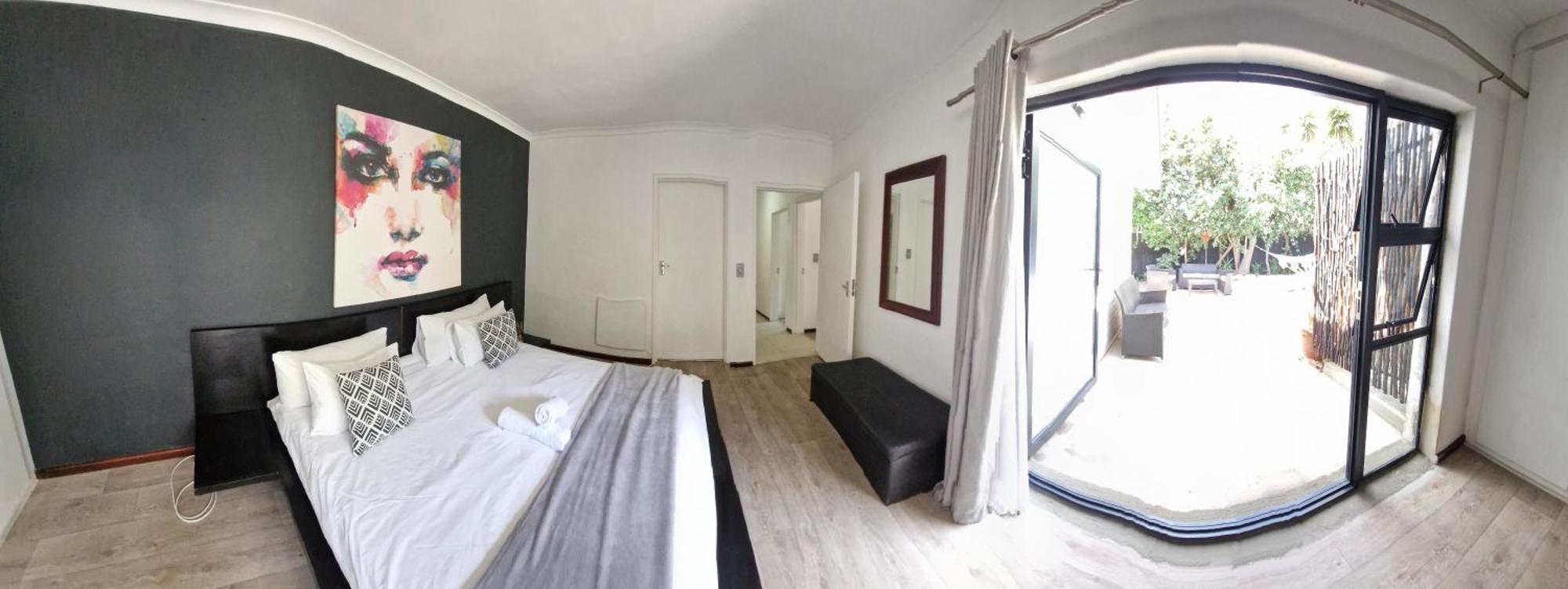 Regent Casa's - Cape Towns Blouberg Area - Where 20 People Apartment