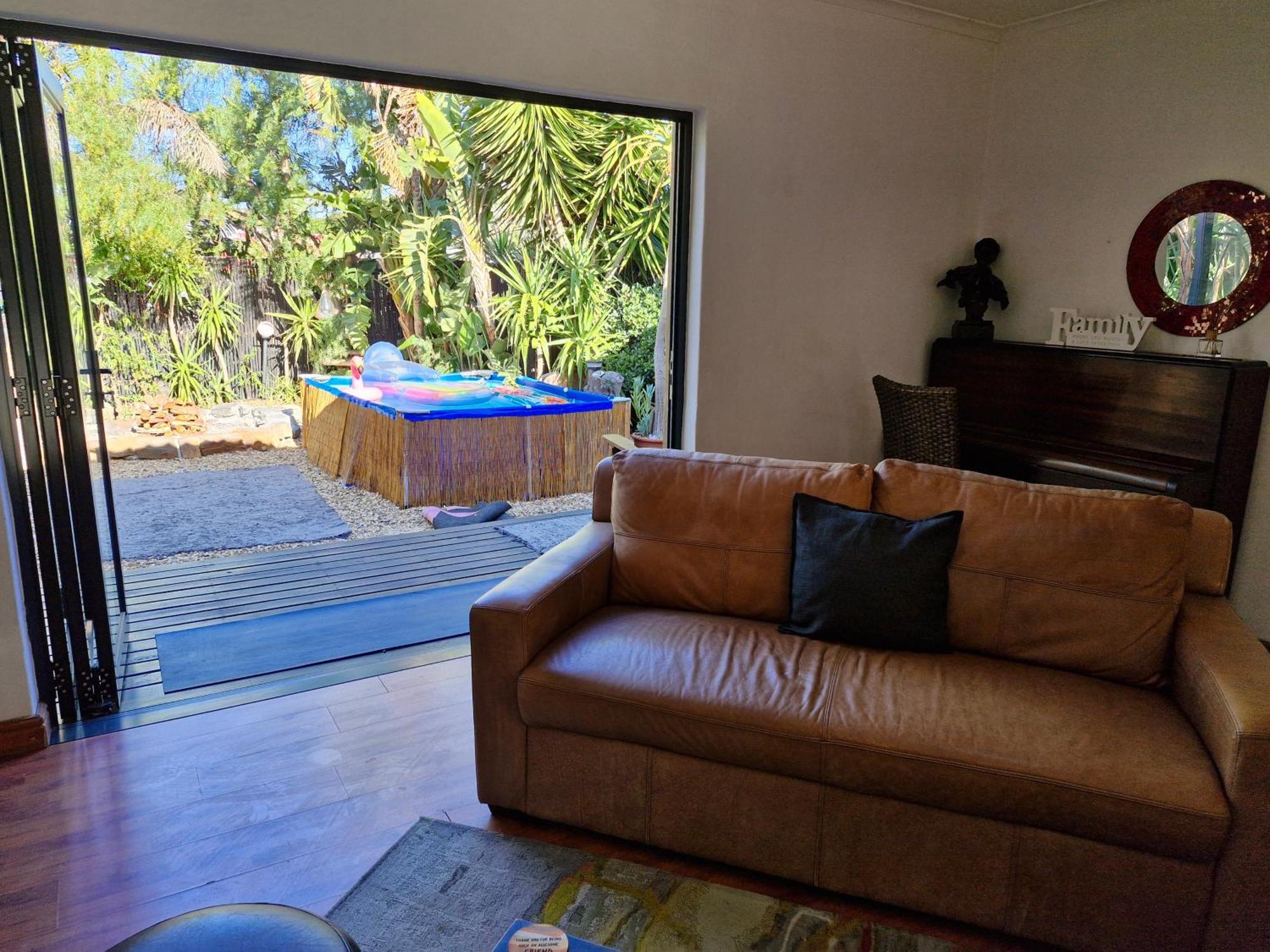 Regent Casa's - Cape Towns Blouberg Area - Where 20 People Apartment Cape Town