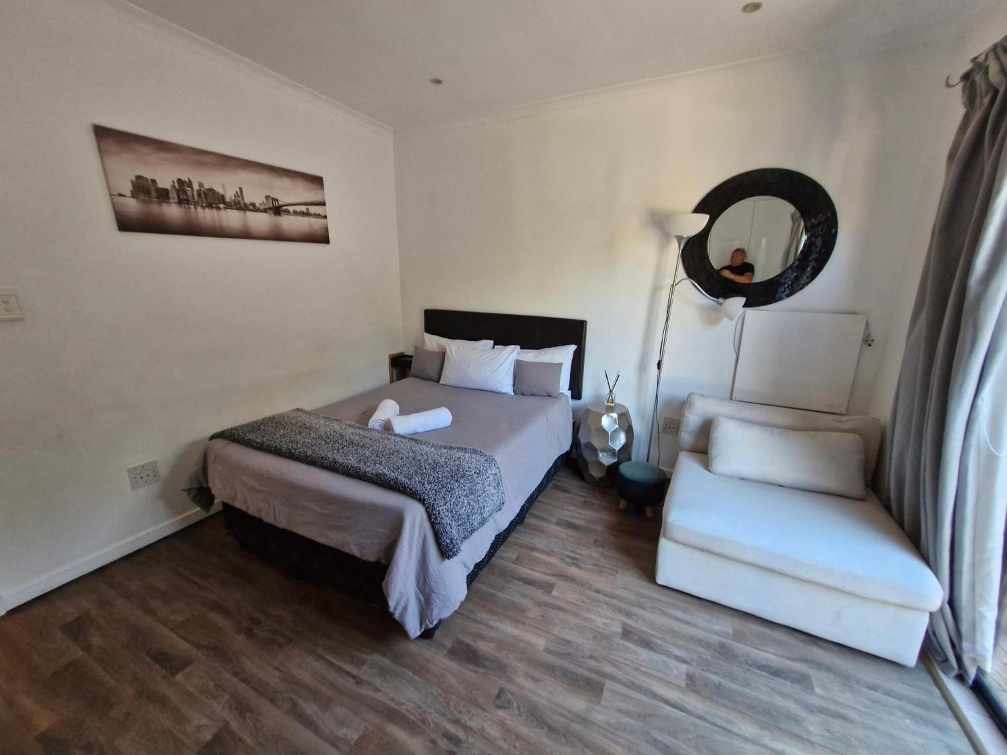 Regent Casa's - Cape Towns Blouberg Area - Where 20 People Apartment *