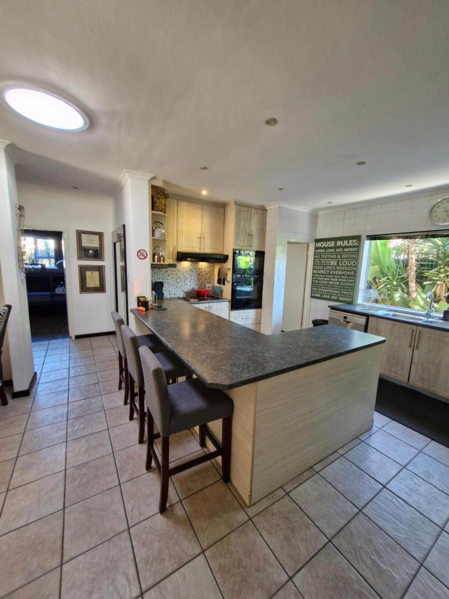 Apartment Regent Casa's - Cape Towns Blouberg Area - Where 20 People *