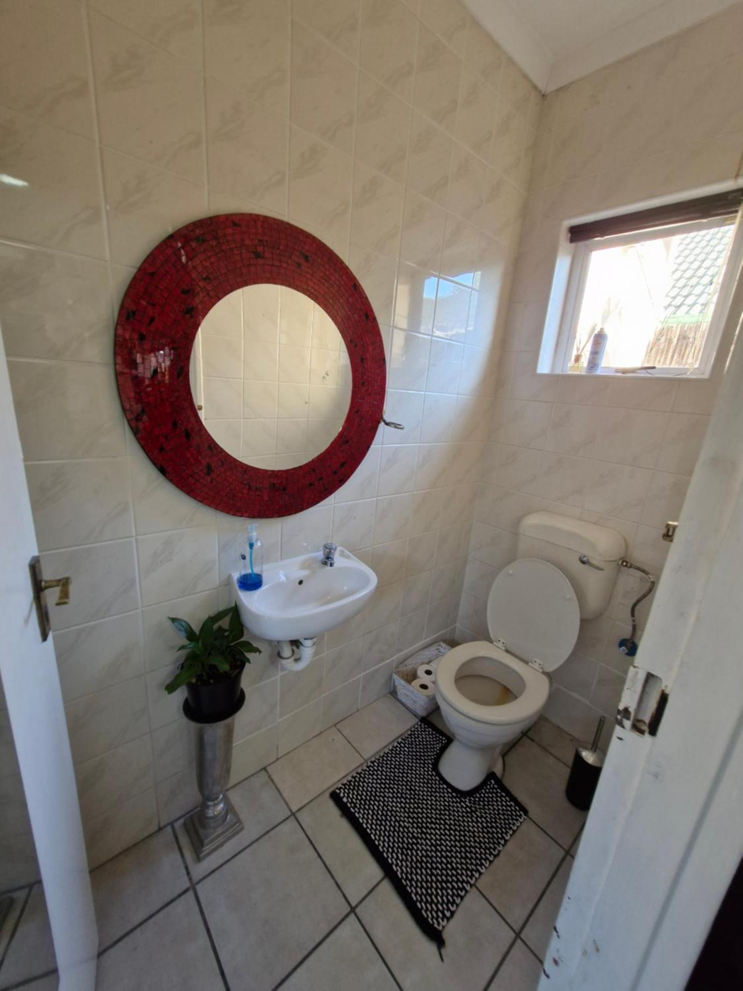 Regent Casa's - Cape Towns Blouberg Area - Where 20 People Apartment